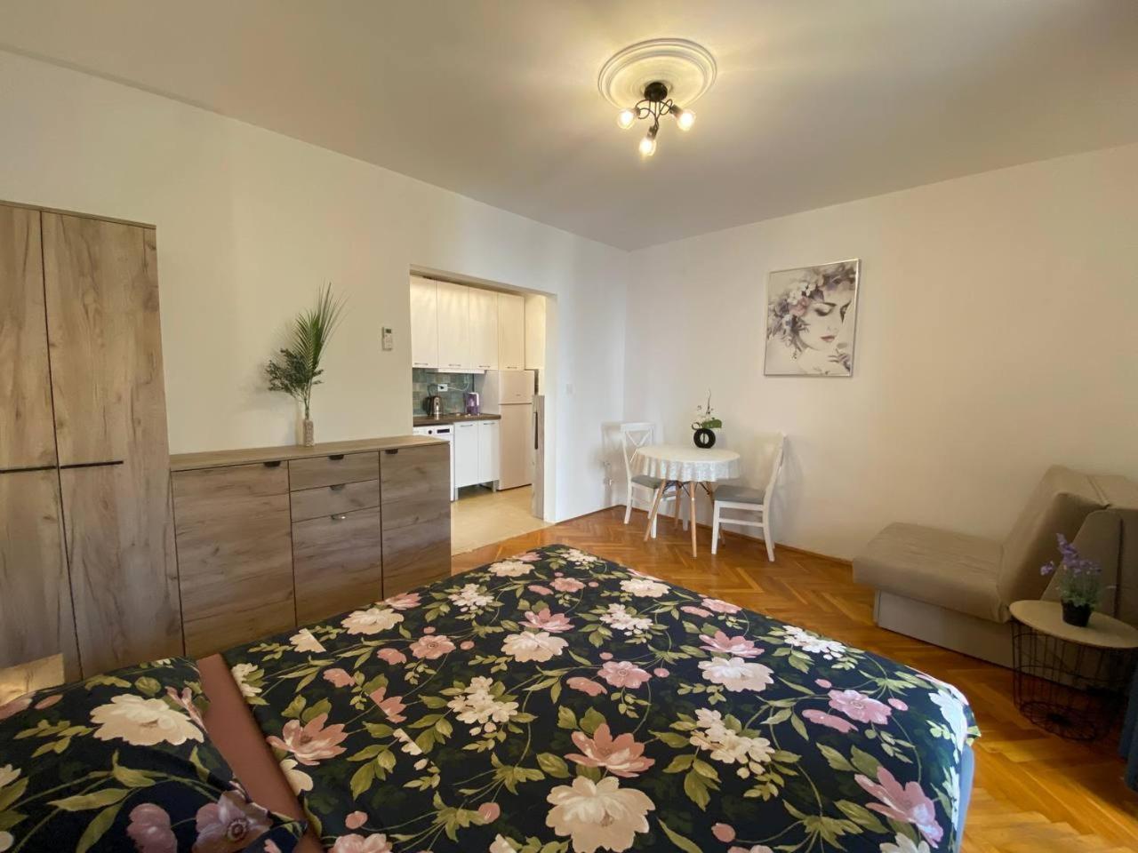Alina'S Apartment Бечичі Екстер'єр фото