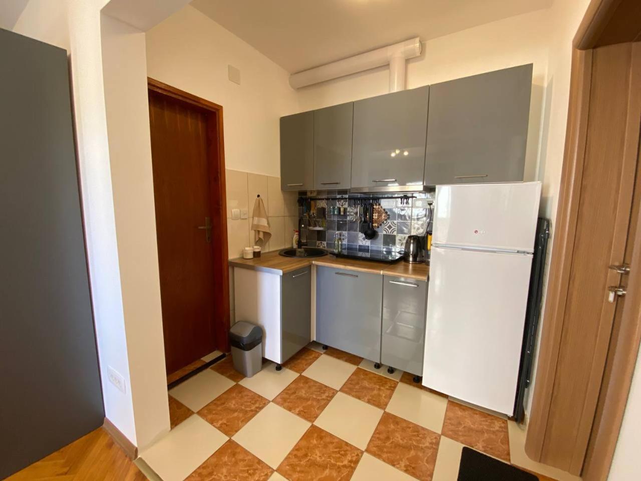 Alina'S Apartment Бечичі Екстер'єр фото